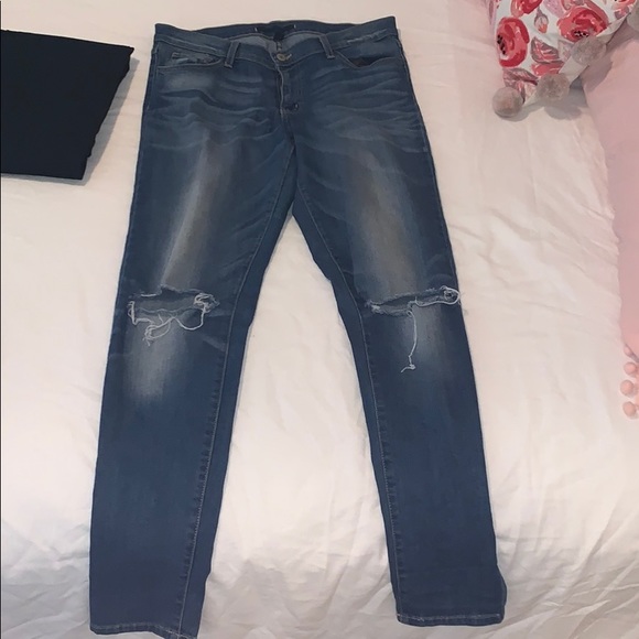 Light washes hole at knee jeans - Picture 1 of 3